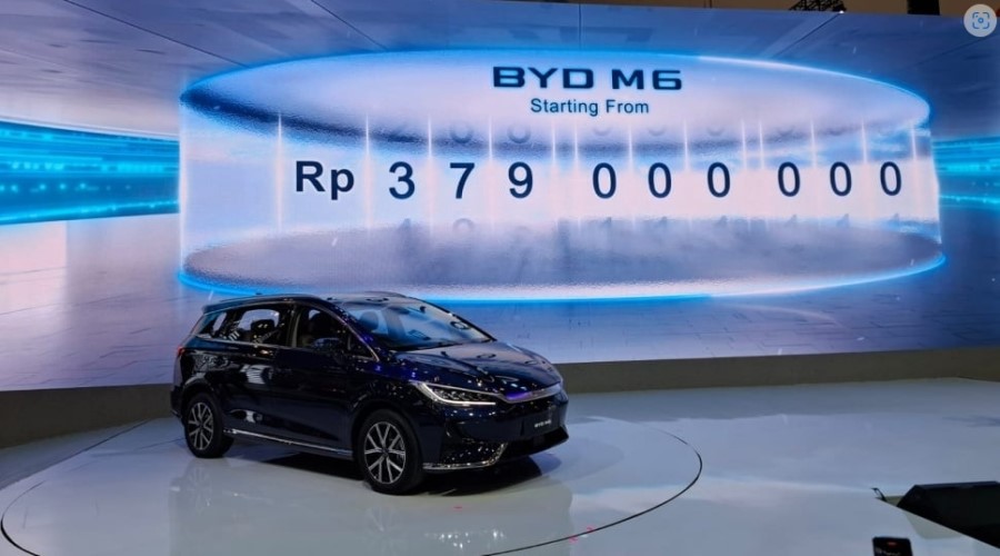 BYD M6 display
